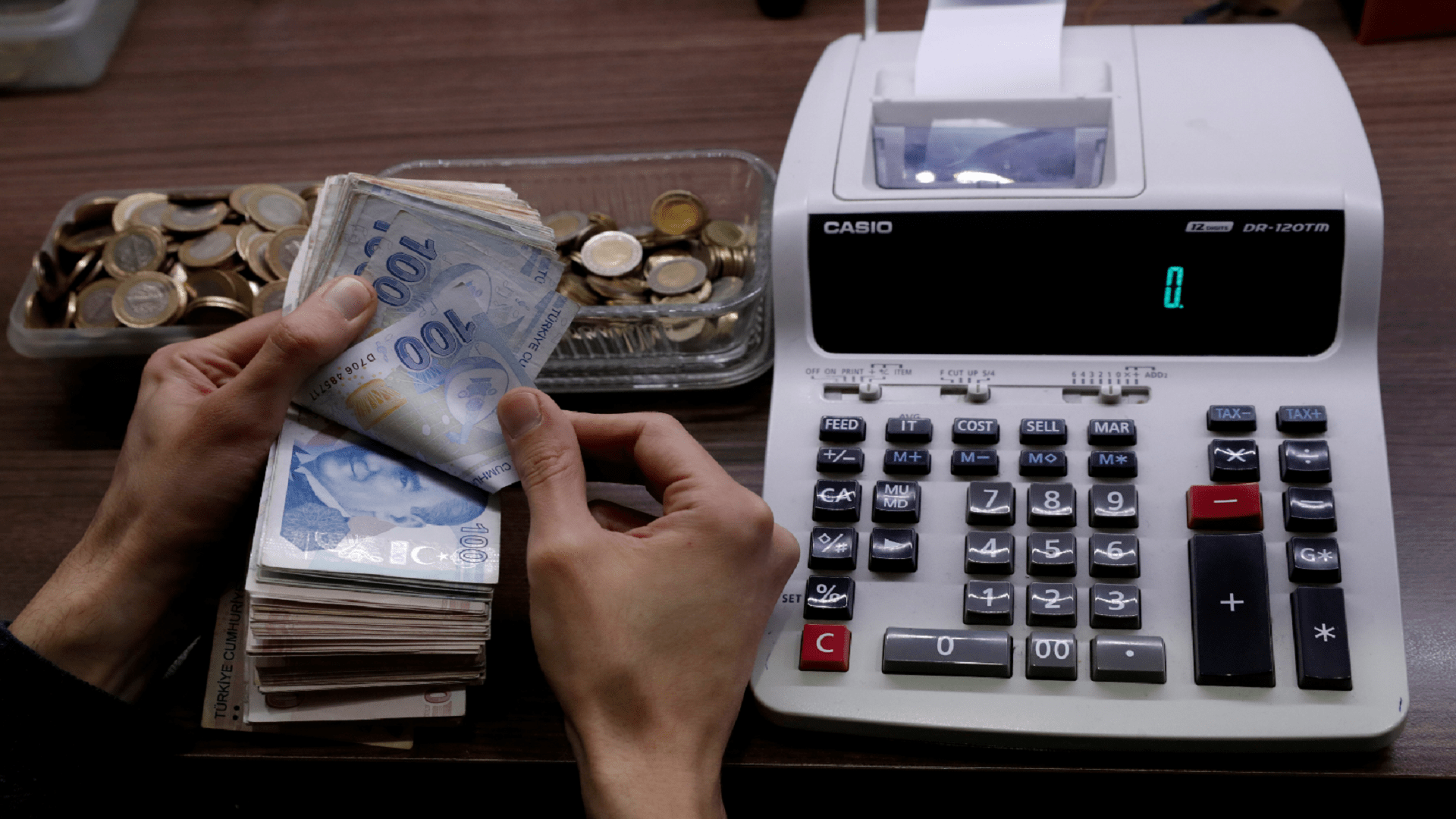 صورة بعنوان: الليرة التركية تنزل مقابل الدولار بعد تثبيت المركزي لسعر الفائدة 