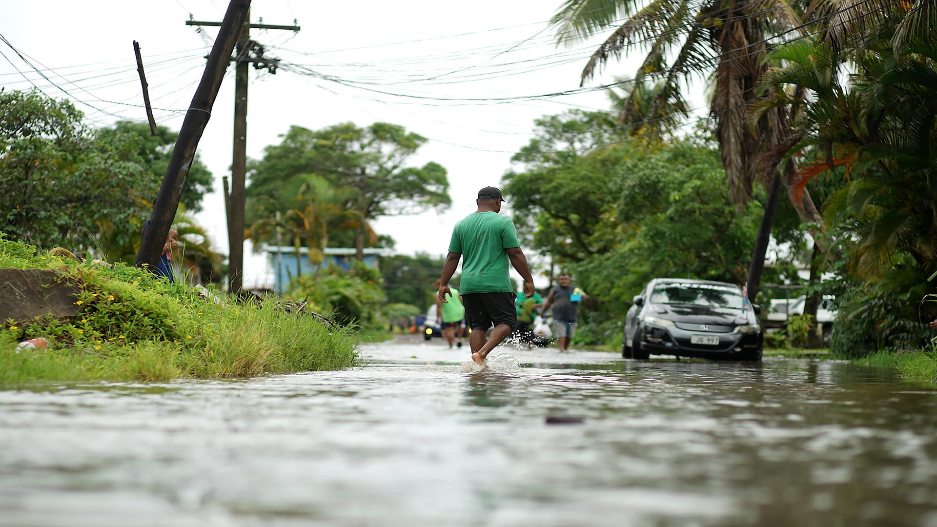 Image for the title: Fijians told to seek shelter as super cyclone closes in 