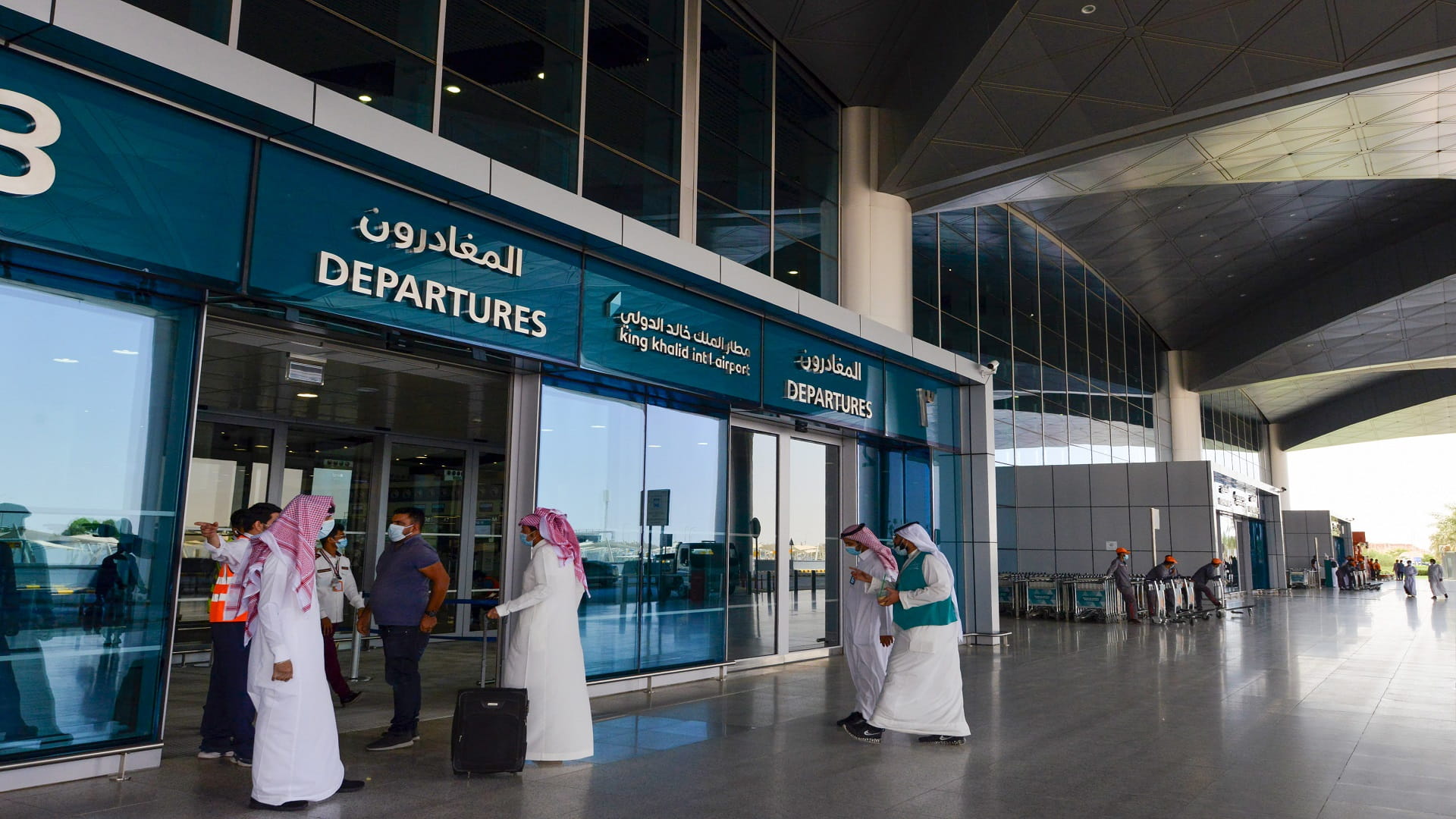 Image for the title: Saudi suspends int’l flights and land and sea entry for a week 