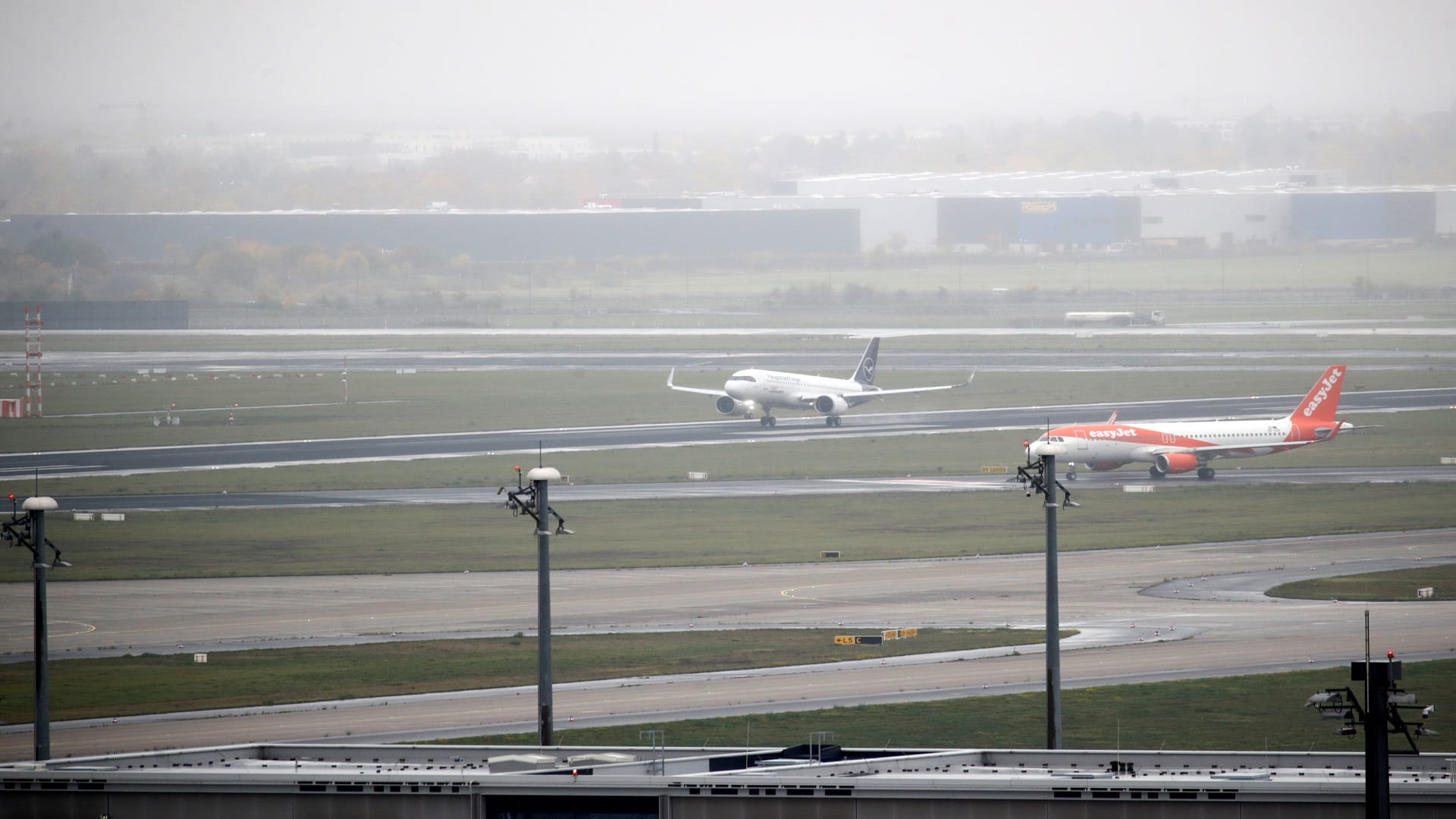 Image for the title: Argentina, Chile to suspend flights from Britain 