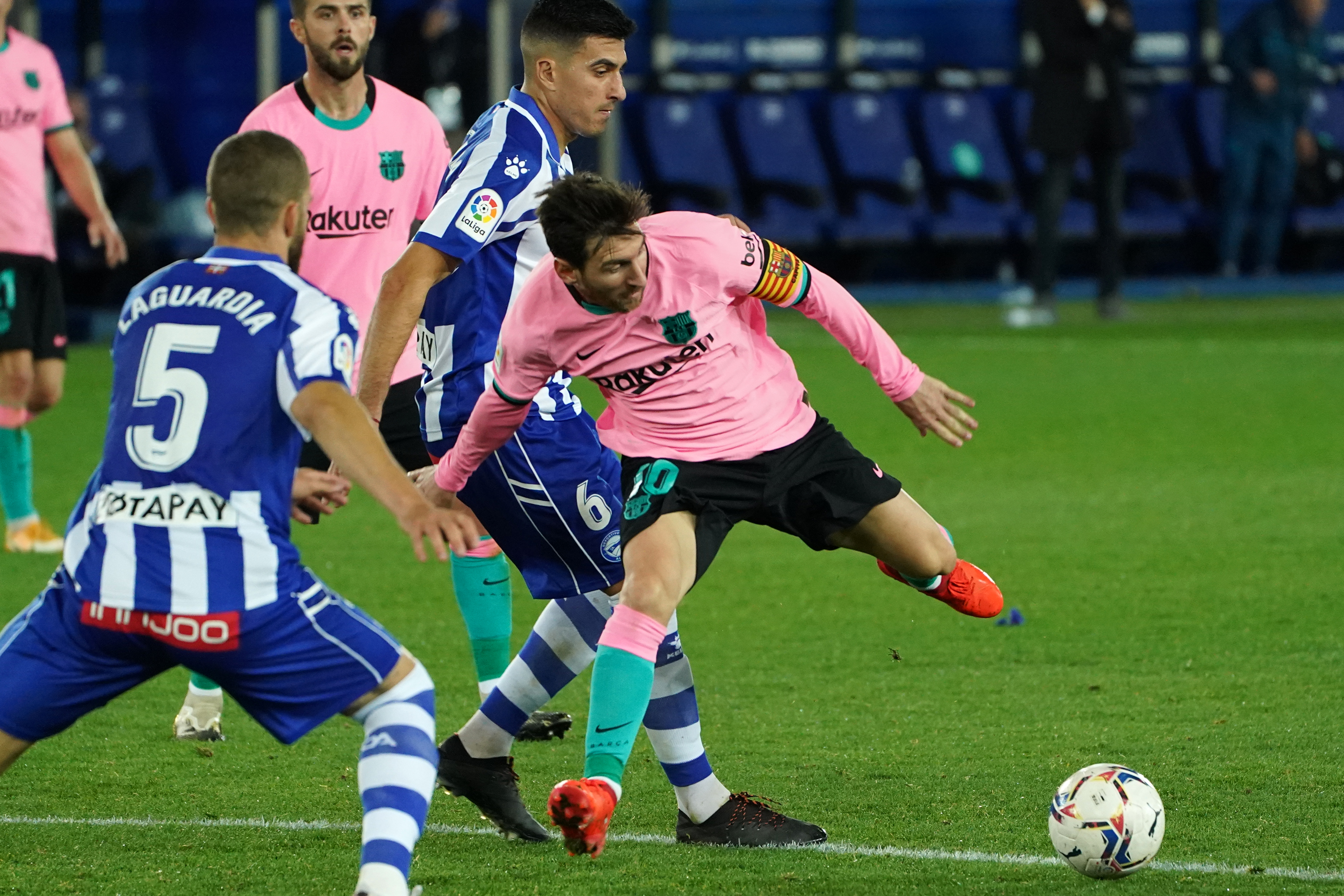 Image for the title: Barca draw with 10-man Alaves after Neto howler 