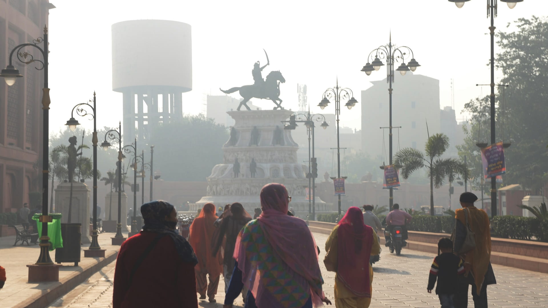 Image for the title: Northern India chokes on toxic smog day after Diwali festival 