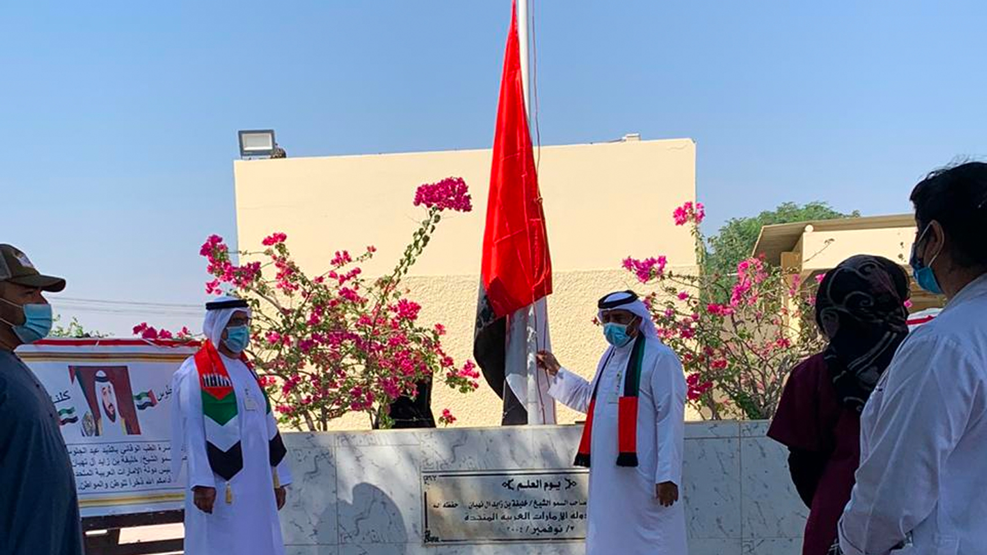 صورة بعنوان: باحتفالية...الطب الوقائي بالذيد يرفع العلم بمشاركة الأطقم الفنية 