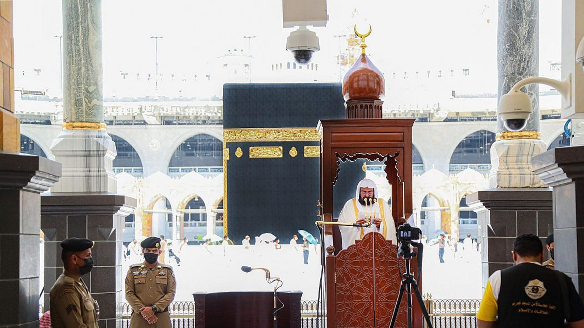صورة بعنوان: المصلون يؤدون أول جمعة في رمضان بالمسجد الحرام 