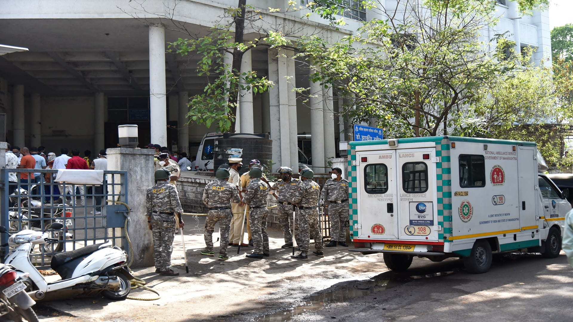 Image for the title: India hospital fire kills 13 Covid patients 