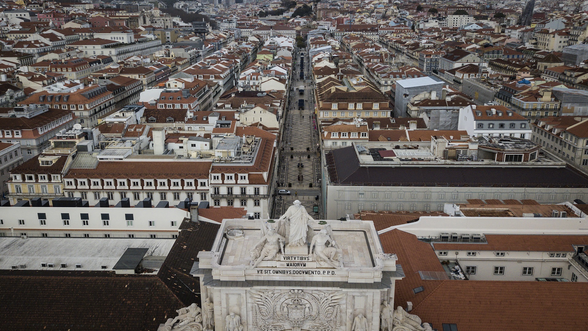 Image for the title: Portugal keeps border closed to tourists until April 15 