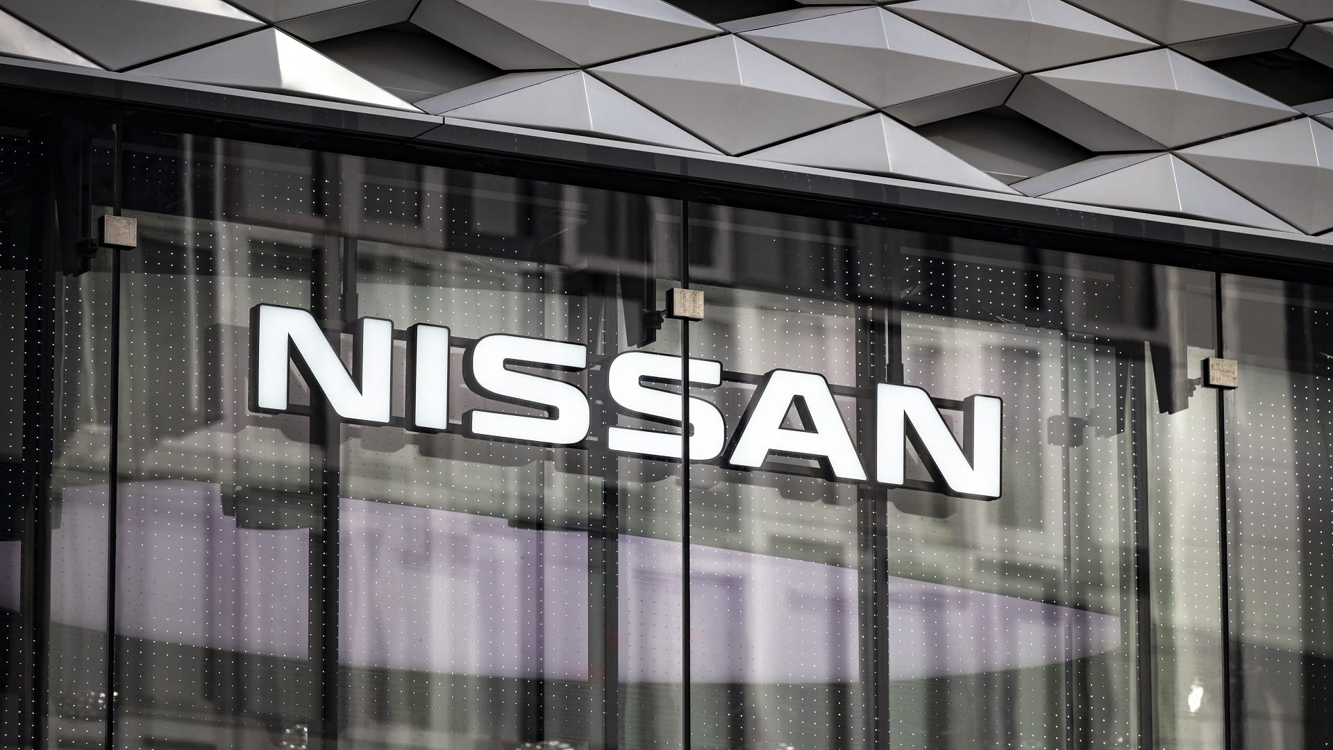 Image for the title: Nissan to sell entire Daimler stake for $1.4 billion 