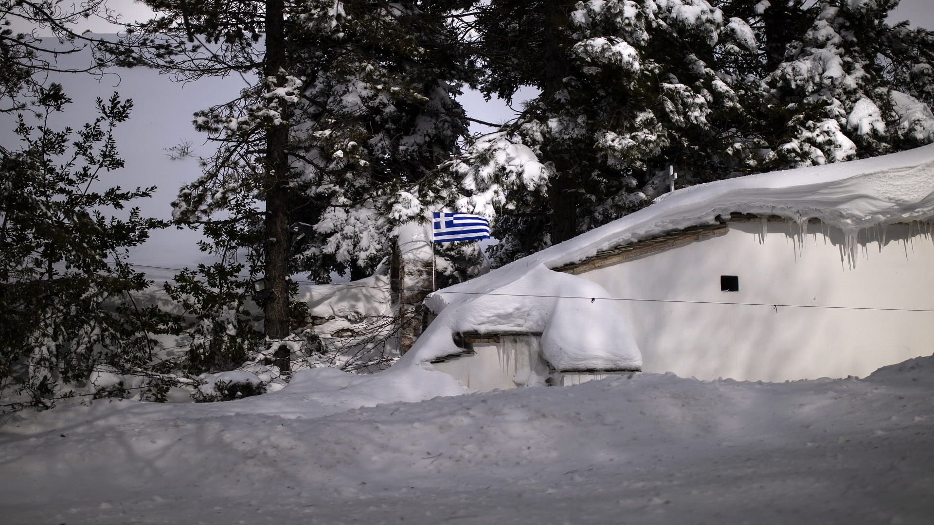 Image for the title: Greek travel chaos after heavy snowfall 