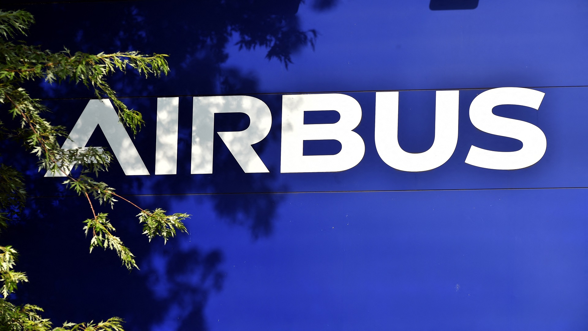 Image for the title: Airbus sees stable aircraft deliveries after 2020 loss 