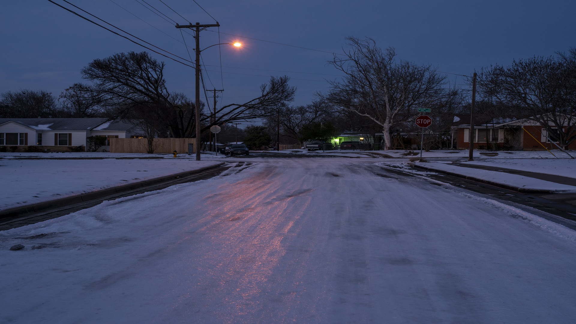 Image for the title: Deadly winter storm blankets eastern US in snow 