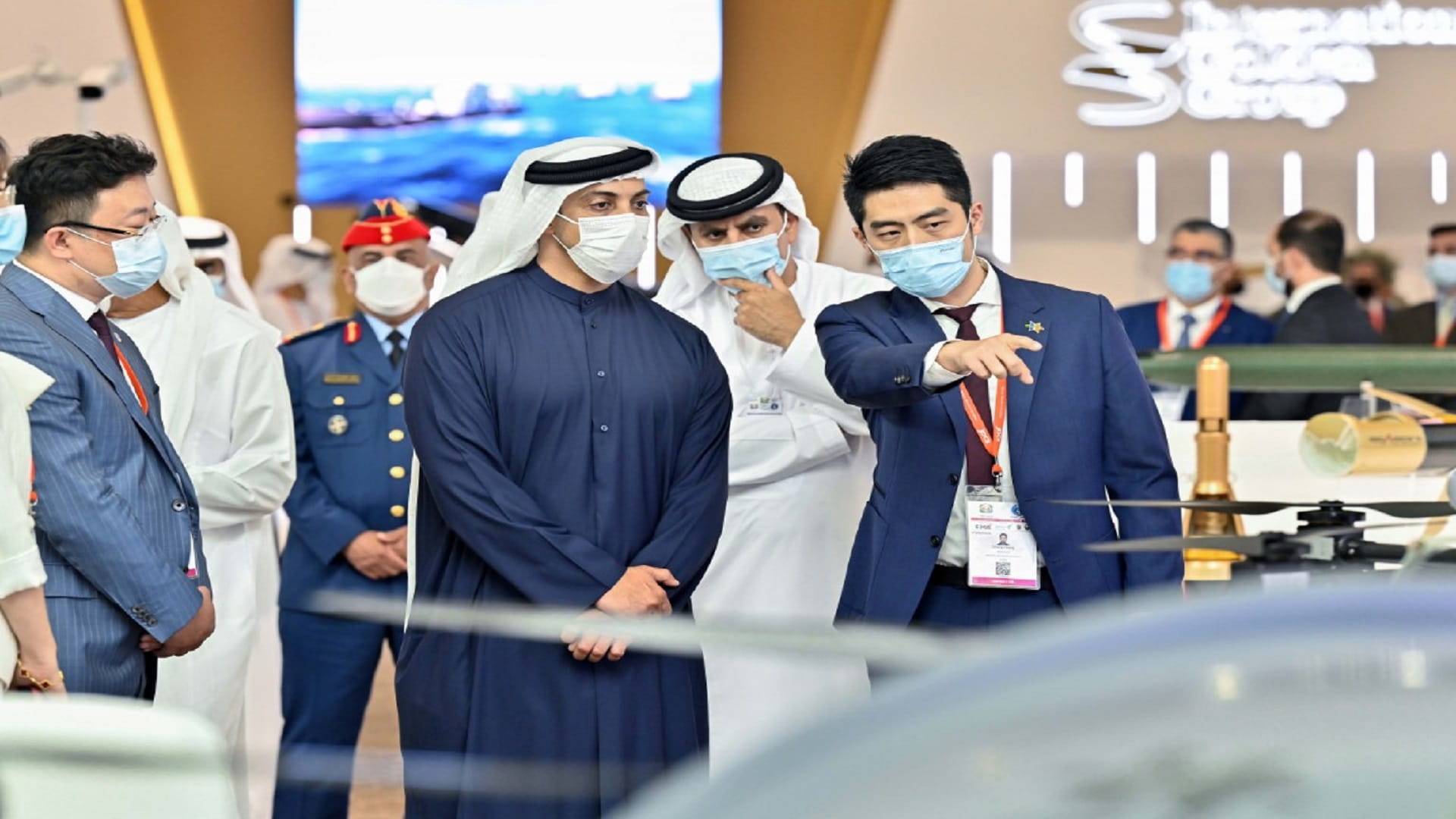 صورة بعنوان: منصور بن زايد يتفقد الأجنحة المشاركة معرض "آيدكس 2021 " 
