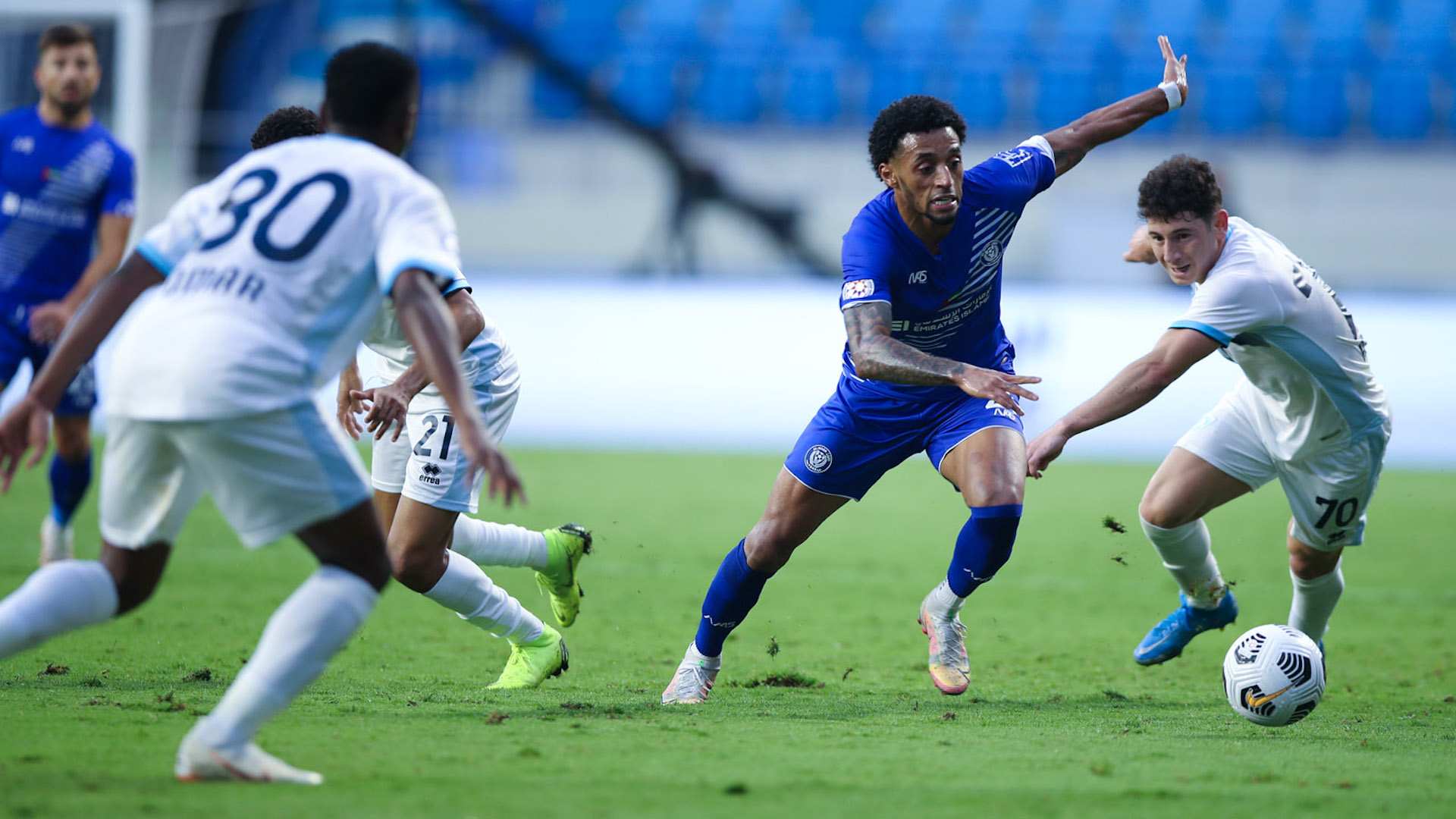 صورة بعنوان: النصر يعبر إعصار حتا بثنائية يعقوب ومينديز 