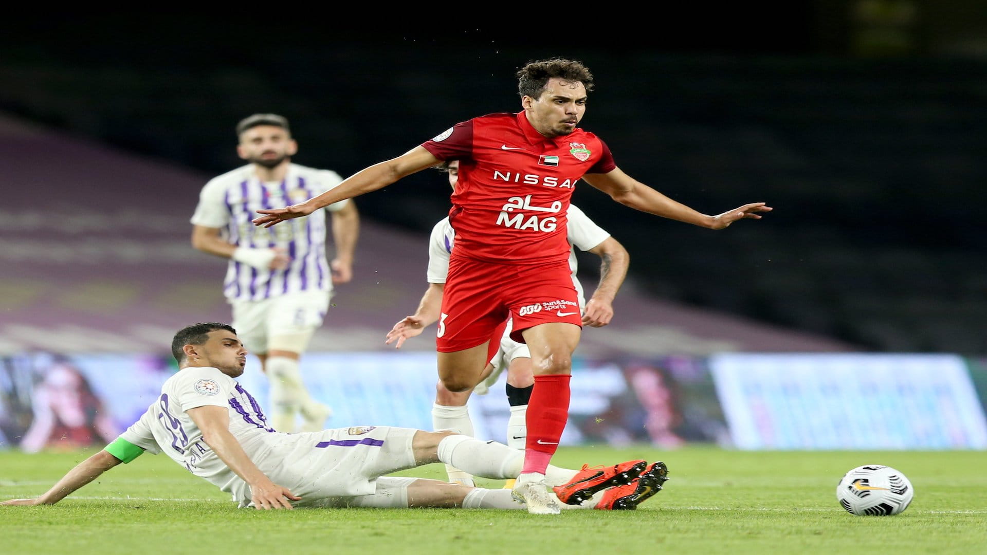 صورة بعنوان: شباب الأهلي يقسو على العين برباعية في دوري الخليج العربي 