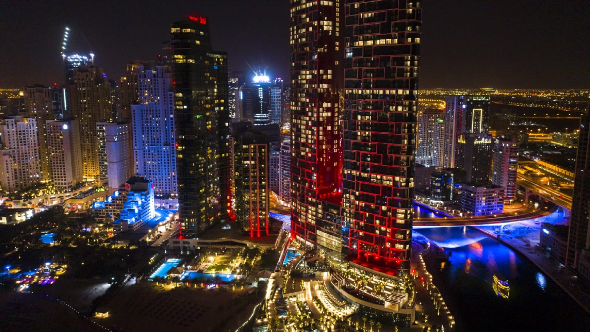 Image for the title: Landmarks across UAE turned red for Hope Probe’s arrival to Mars 