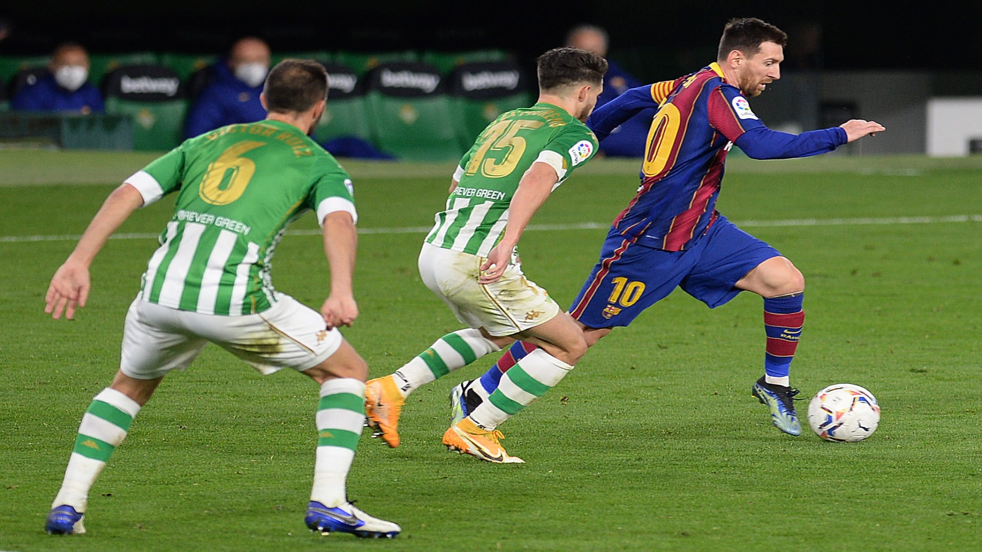 صورة بعنوان: برشلونة ينجو من السقوط أمام بيتيس في الدوري الإسباني 