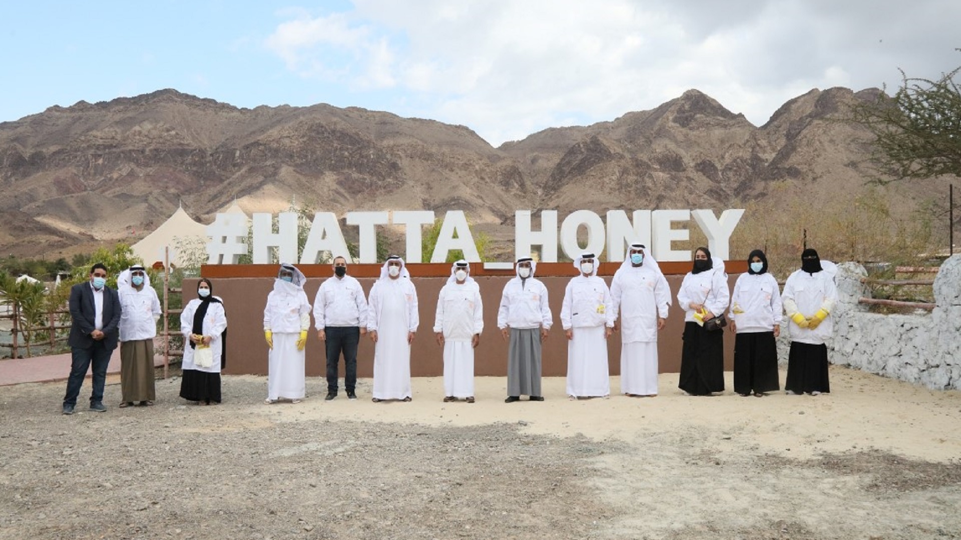 Image for the title: Minister of Climate Change discusses challenges of apiculture 