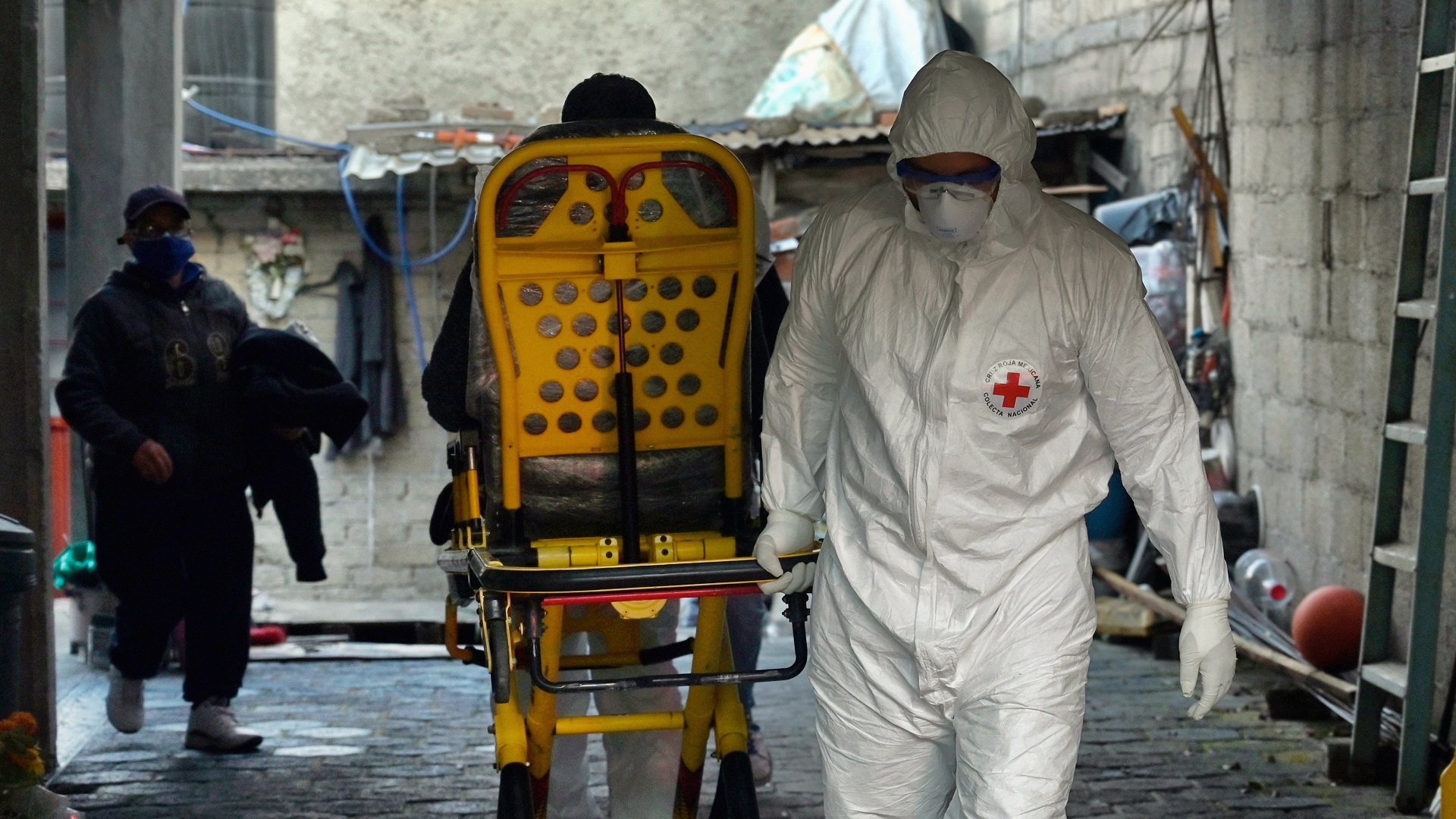 Image for the title: Mexico again posts more than 1,000 new coronavirus deaths  