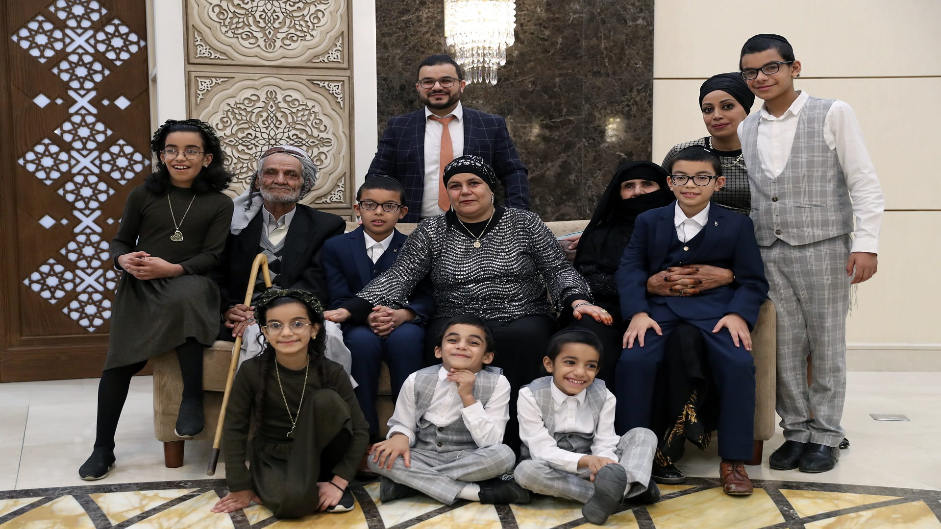 صورة بعنوان: الإمارات تجمع شمل عائلتين يمنيتين يهوديتين بعد فراق 21 عاماً 