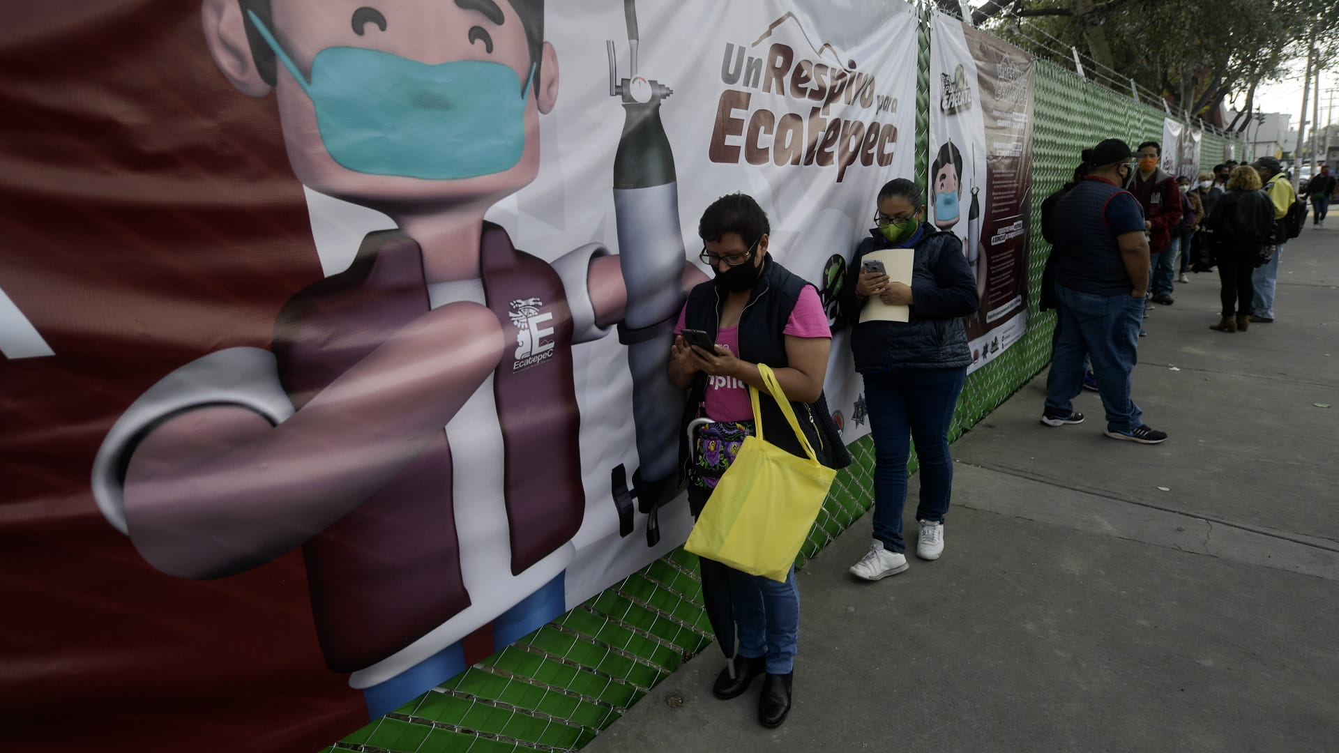 Image for the title: Mexico's coronavirus death toll rises to 136,917 