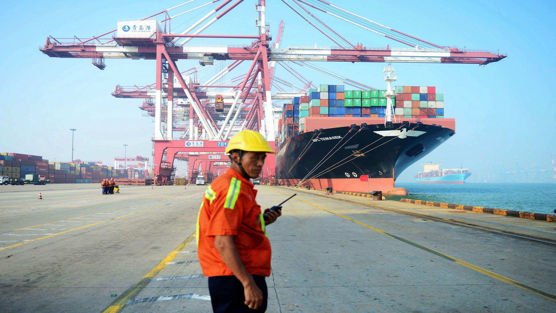 Image for the title: Chinese exports grow more than expected in December 