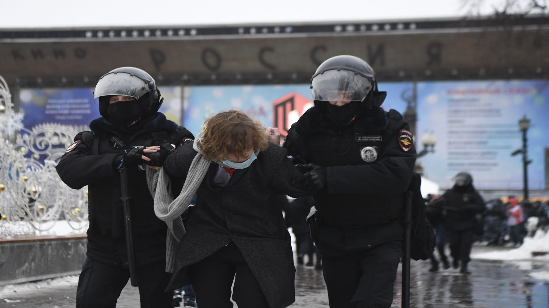 Image for the title: Police crack down on Russian protests against jailing Navalny 