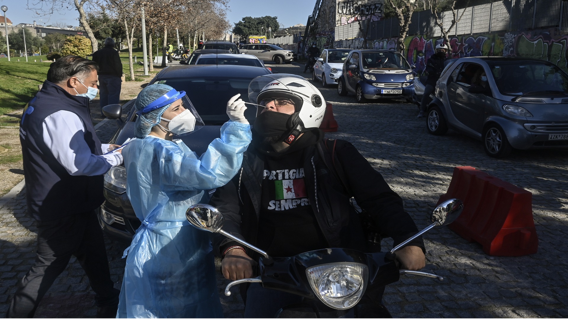 Image for the title: Greece detects 32 cases of UK coronavirus variant 