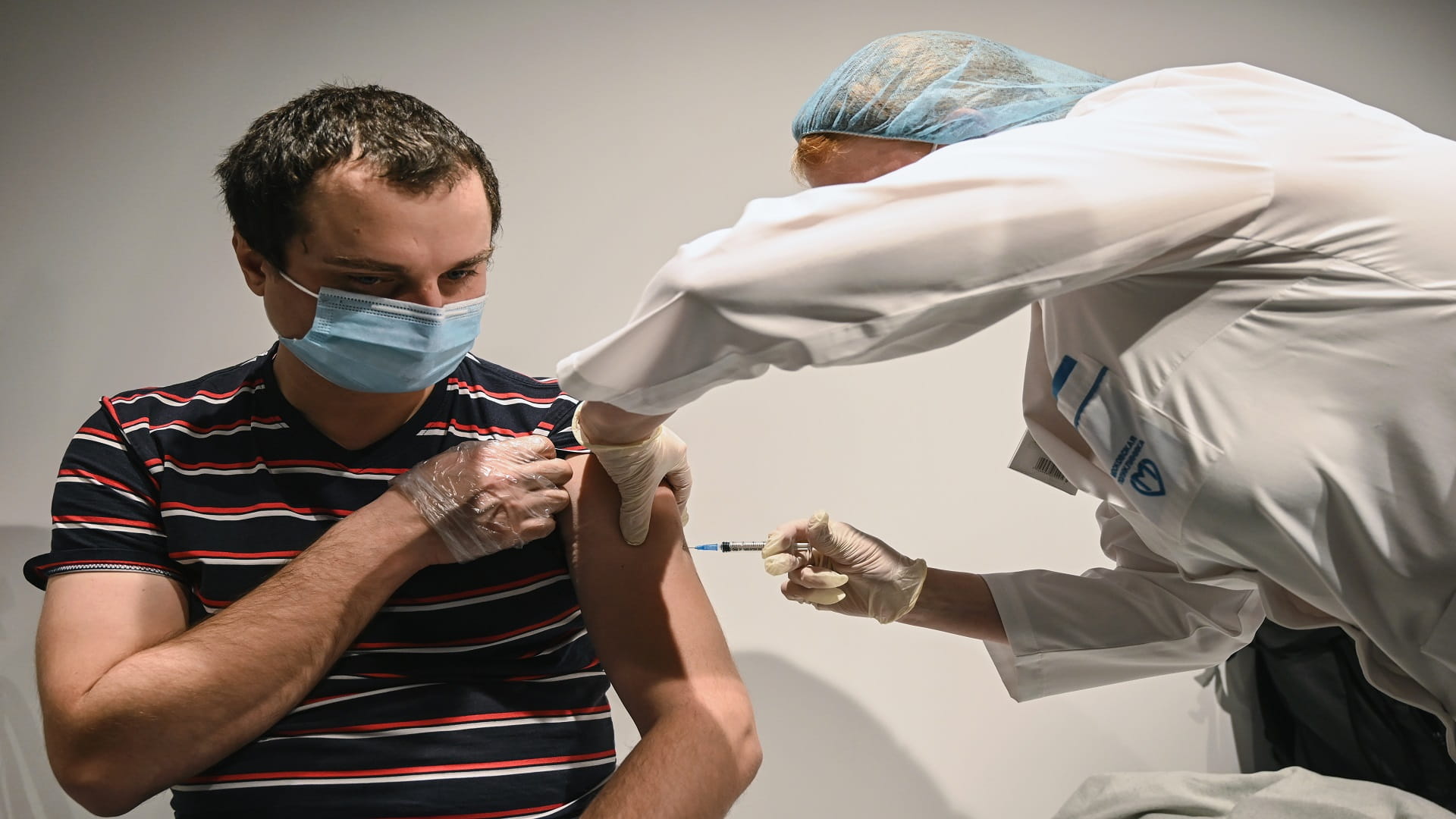 Image for the title: Russia reports 19,290 new coronavirus cases, 456 deaths 