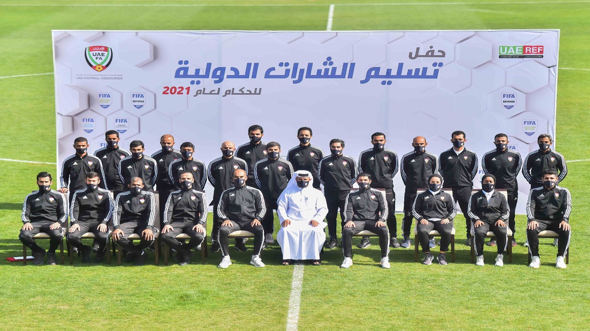 صورة بعنوان: راشد بن حميد يسلم الشارات الدولية لقضاة الملاعب 