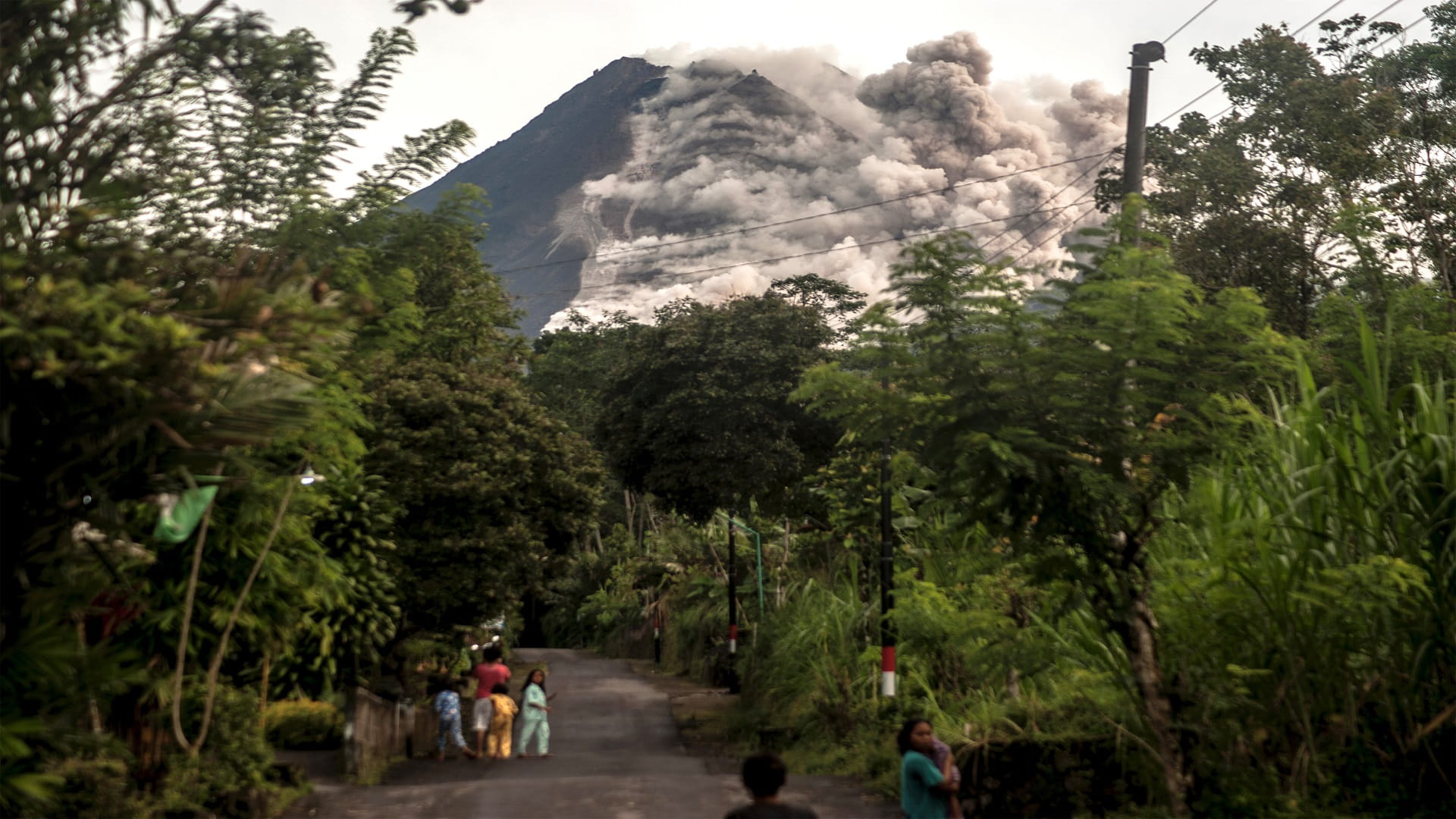 Image for the title: Indonesian volcano erupts, spewing hot ash three kilometres away 