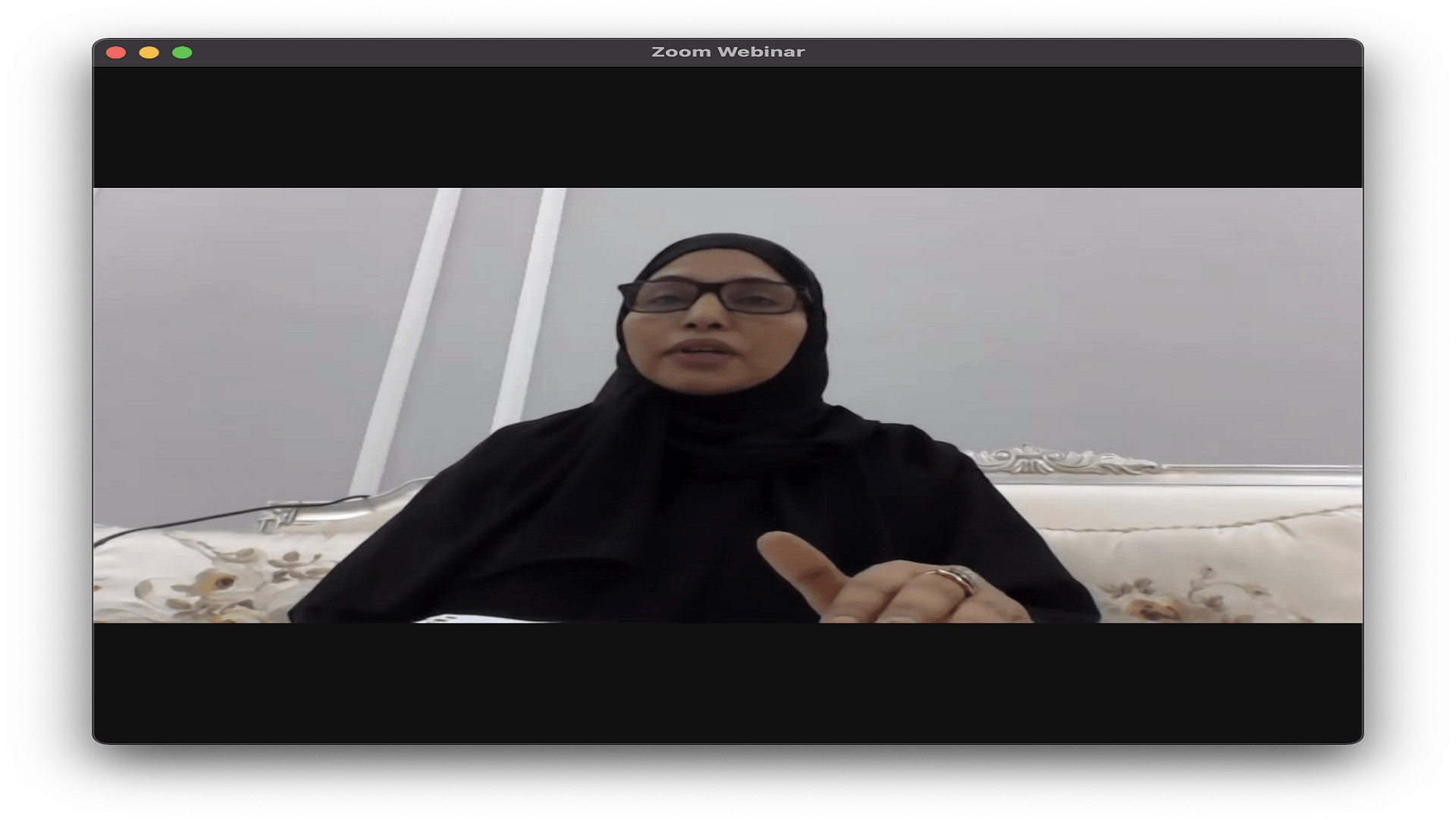 صورة بعنوان: فاطمة الزعابي تناقش كتابها "شروخ واضحة" في مكتبة كلباء العامة 