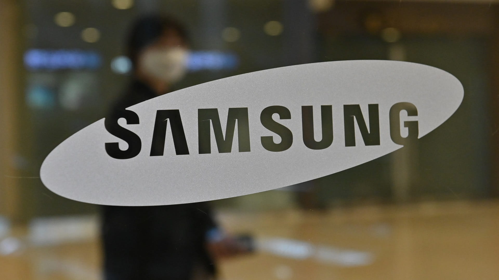 Image for the title: Samsung boosts dividends as family faces giant tax bill 