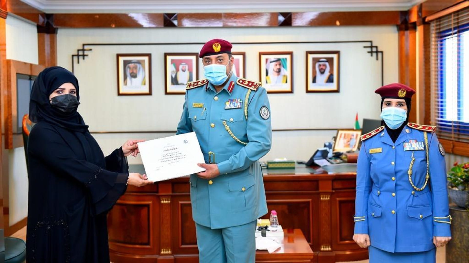 صورة بعنوان: العميد عبد الله بن عامر يُكرم متقاعدة بشرطة الشارقة  