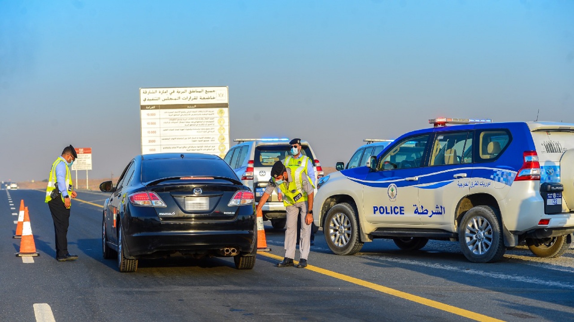 صورة بعنوان: شرطة الشارقة تكثف التوعية الميدانية للسائقين بفحص إطارات المركبات 