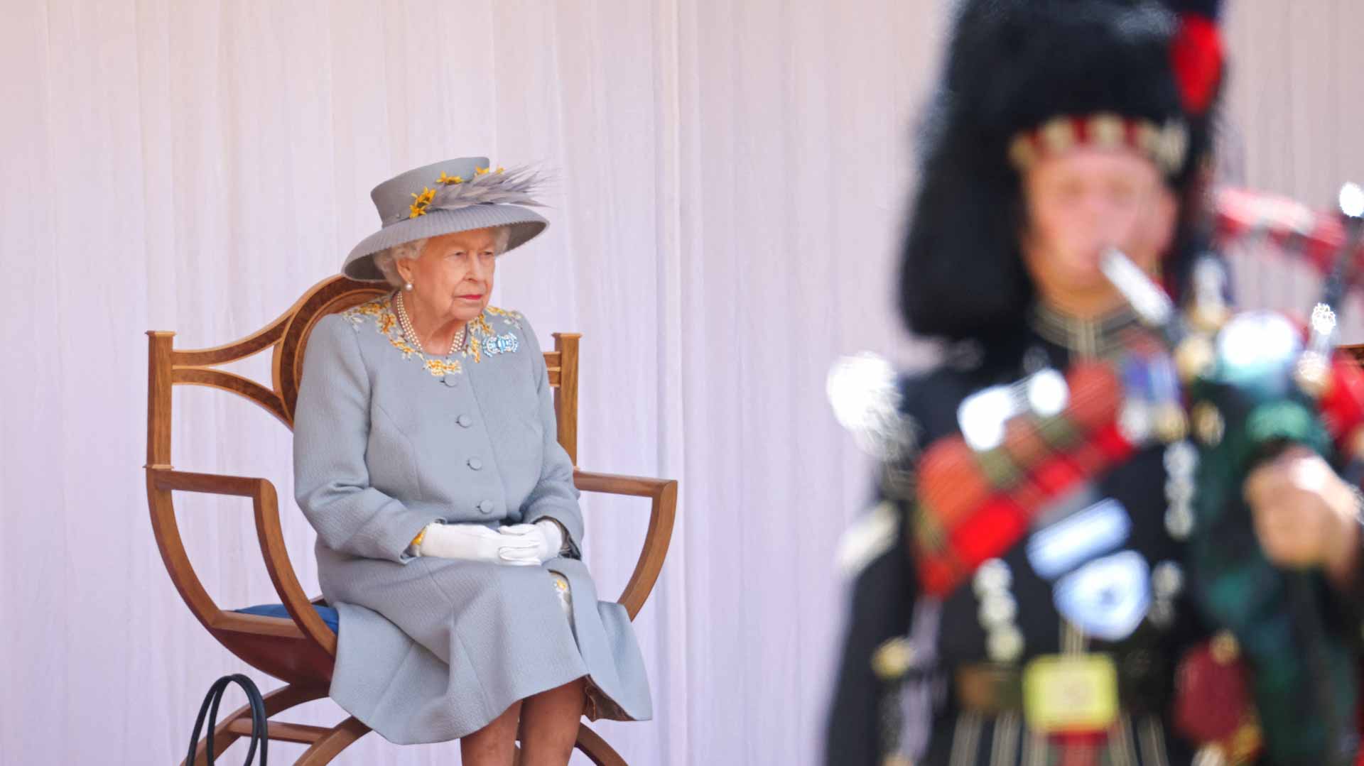 Image for the title: UK's queen marks official birthday with military ceremony 