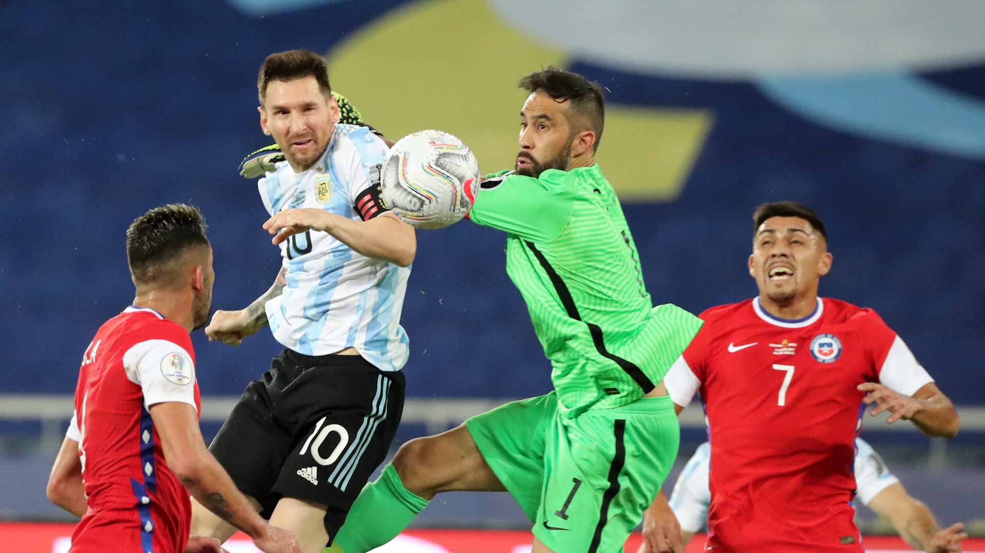 Image for the title: Messi free kick not enough as Argentina held to draw by Chile 