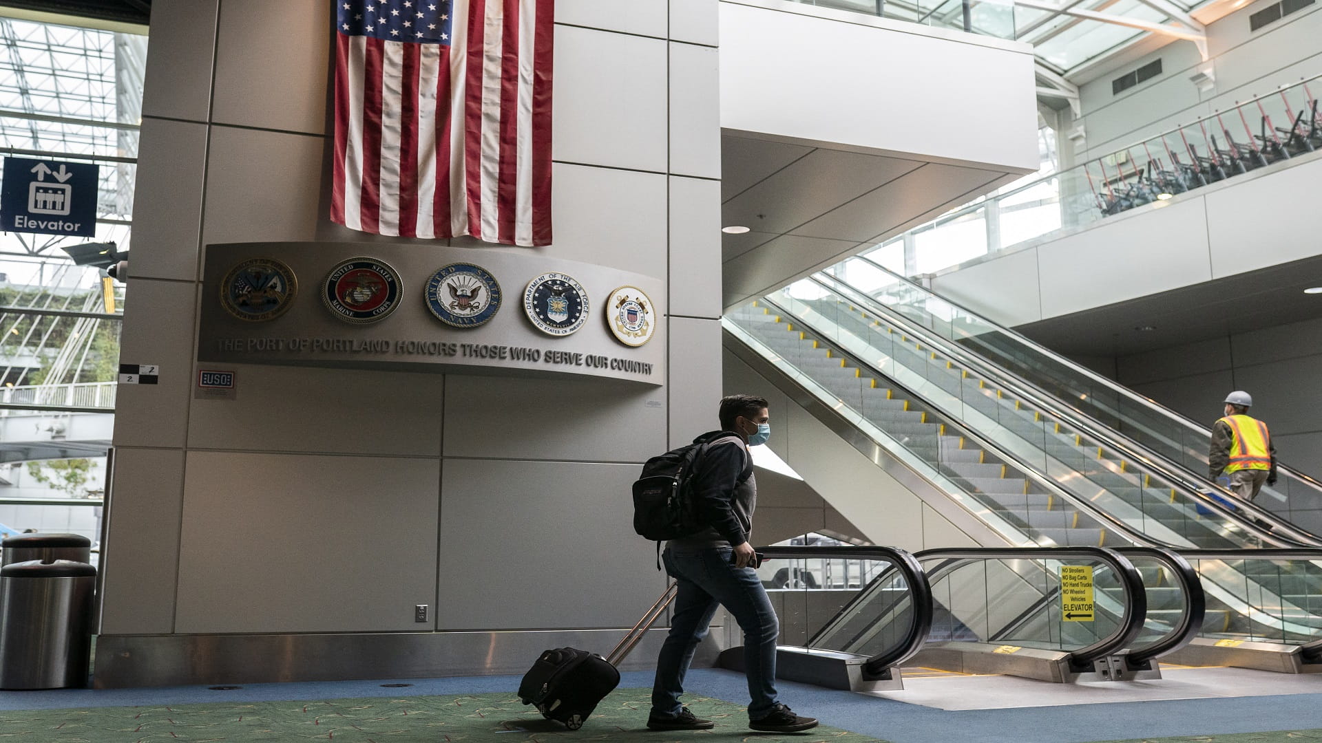 Image for the title: US air travel hits highest level since March 2020 