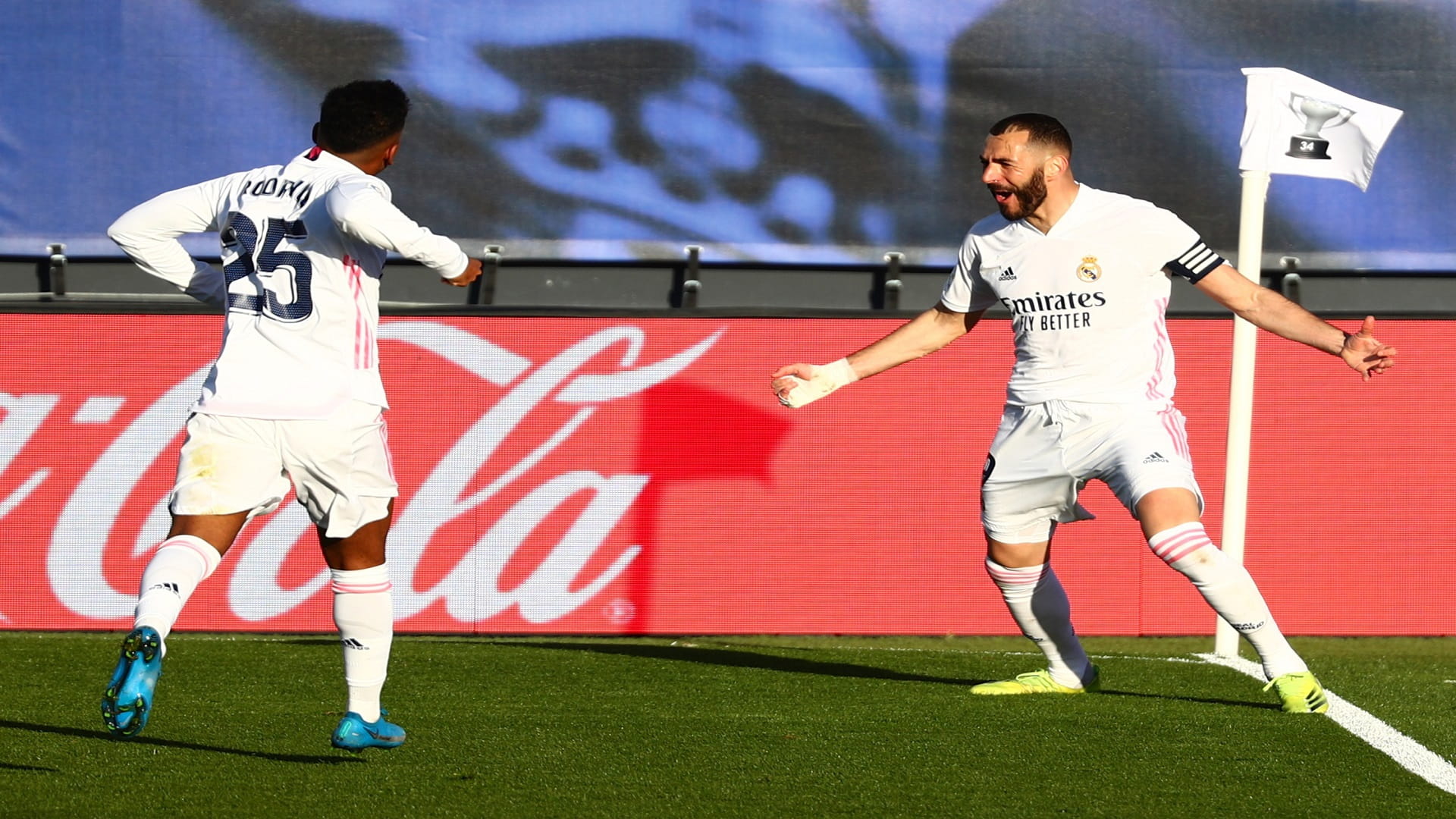 Image for the title: Real overcome Elche with late Benzema double 