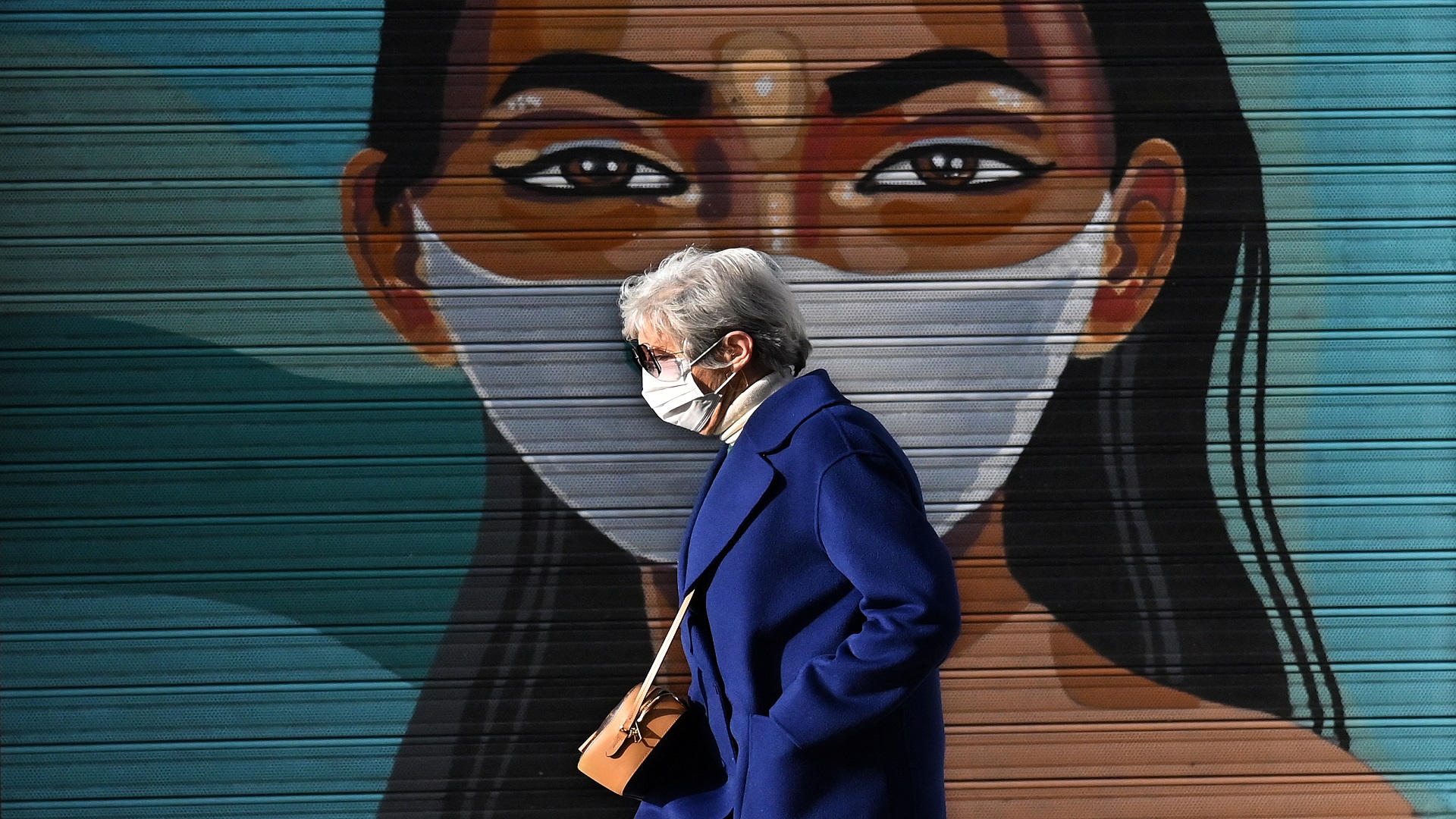 Image for the title: Spain suffers second-wost month for virus deaths 