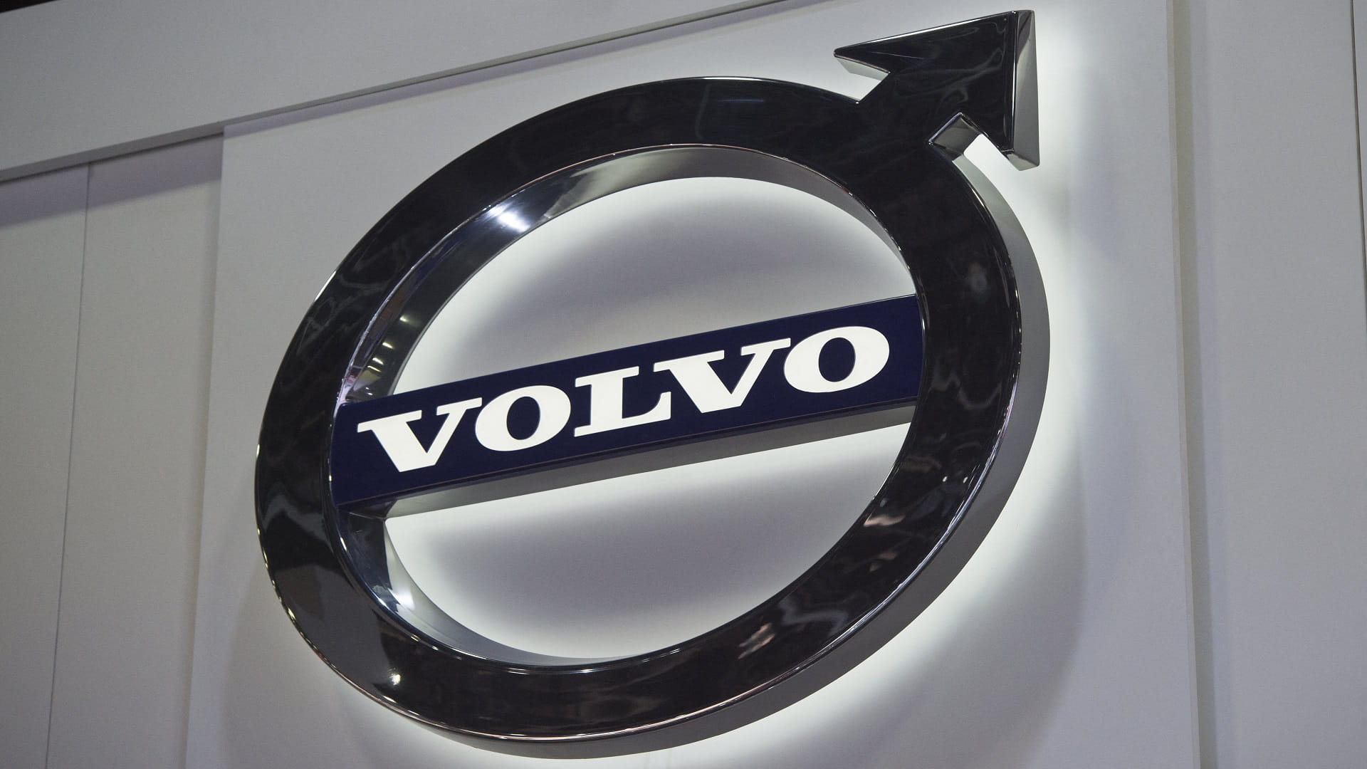 Image for the title: Betting on death of petrol cars, Volvo to go all electric by 2030 