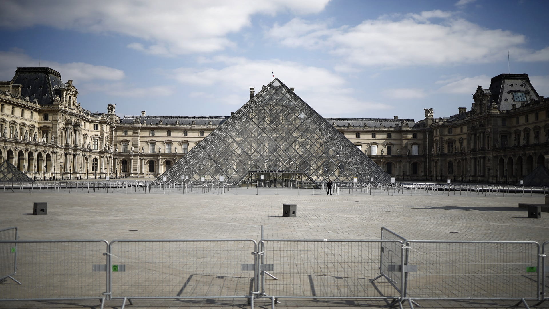 Image for the title: Louvre puts entire collection online 