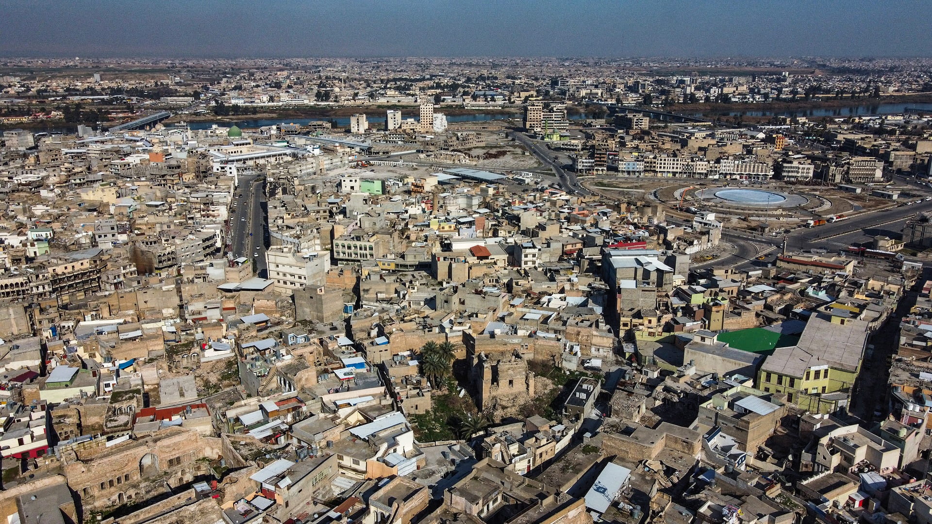 صورة بعنوان: سقوط صواريخ على قاعدة عين الأسد الجوية بالعراق 