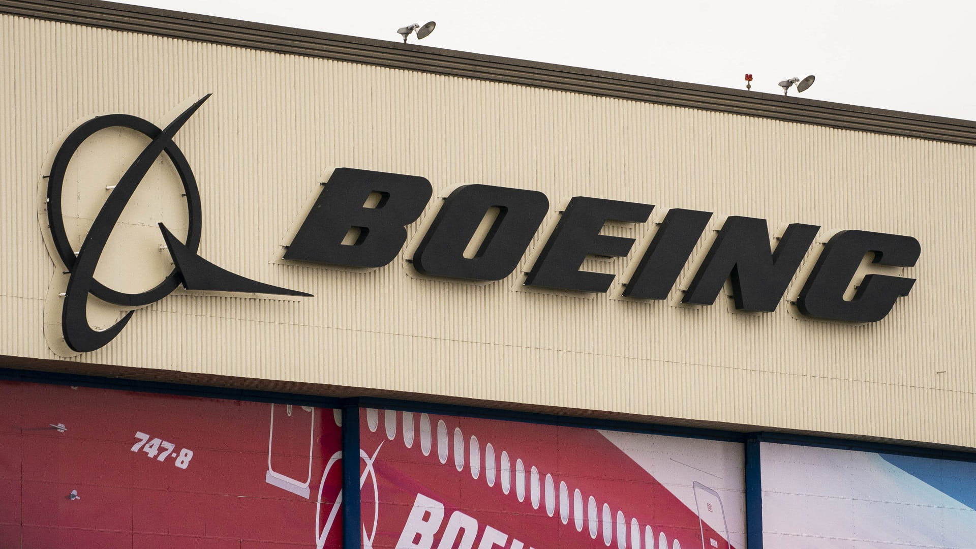 Image for the title: Boeing seals large 737 MAX order as airlines eye recovery 