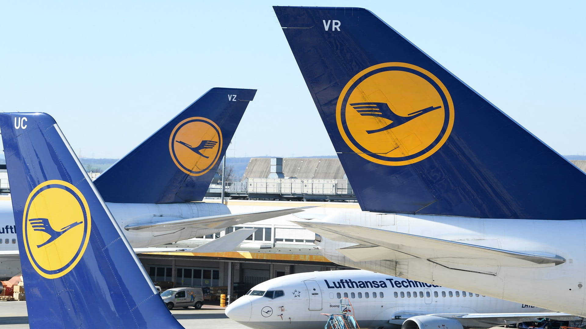 Image for the title: Lufthansa posts record annual loss, sees long recovery 