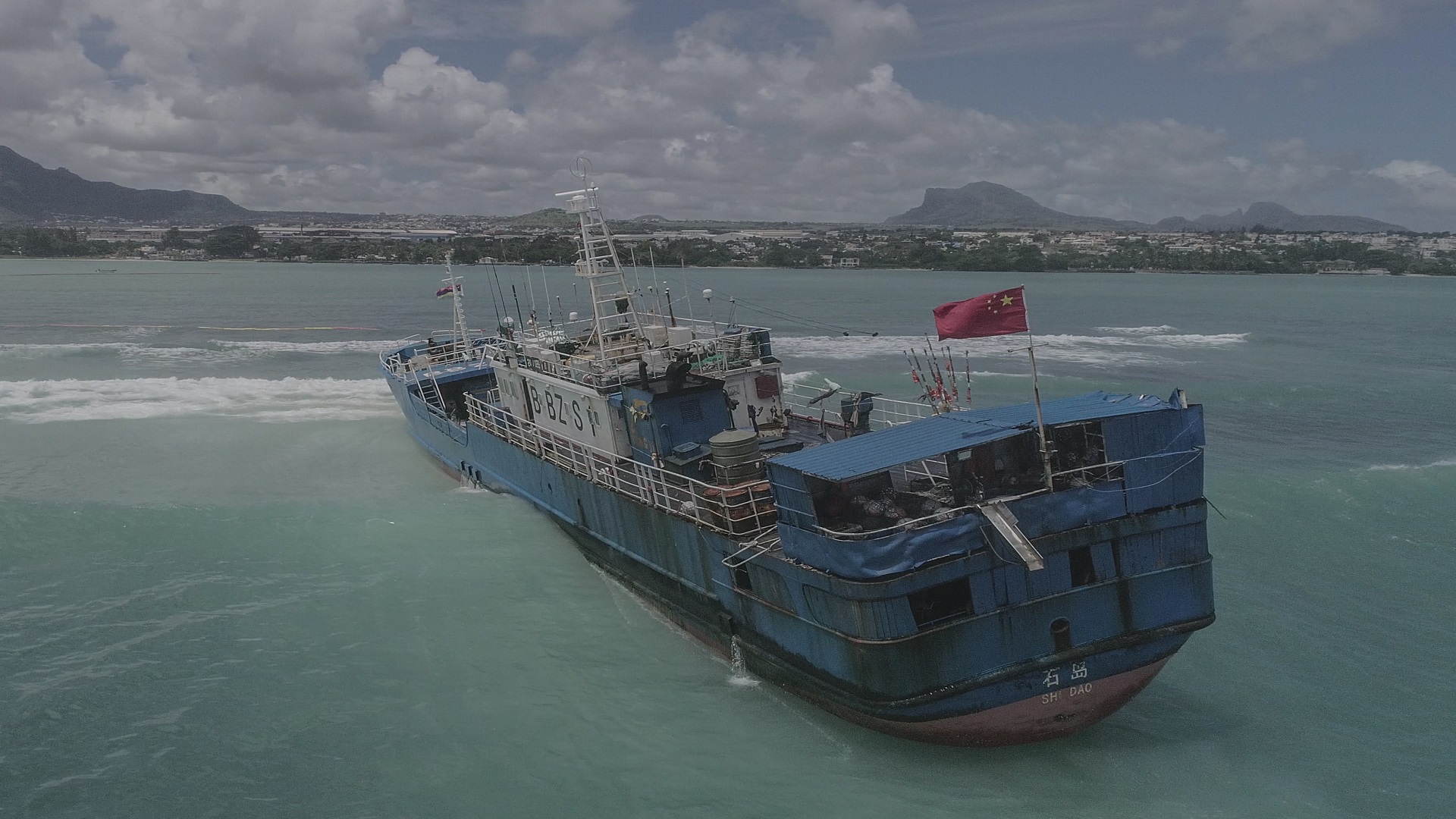 Image for the title: Ship runs aground off Mauritius with fuel aboard 