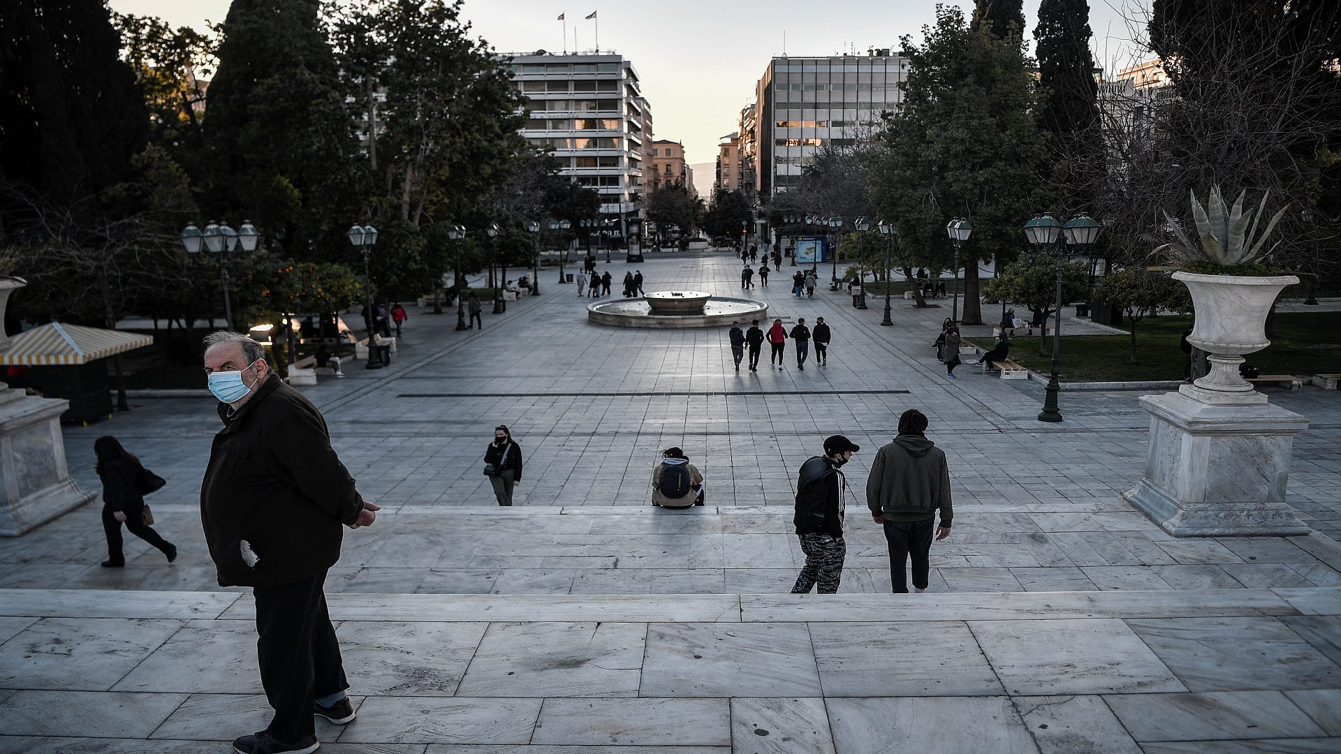 Image for the title: Greece to welcome vaccinated and COVID-negative tourists from May 