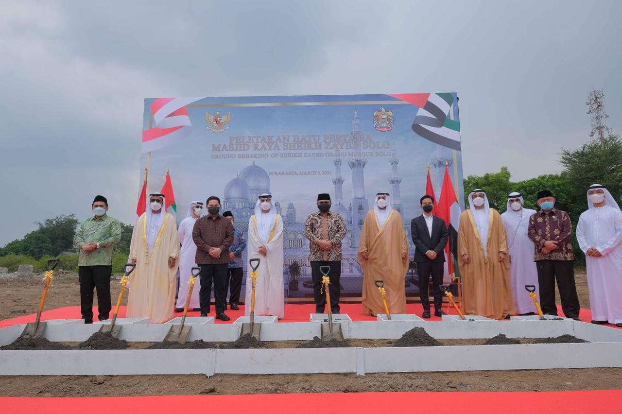 Image for the title: Al Mazrouei lays foundation stone of 'Sheikh Zayed Mosque' in Solo 