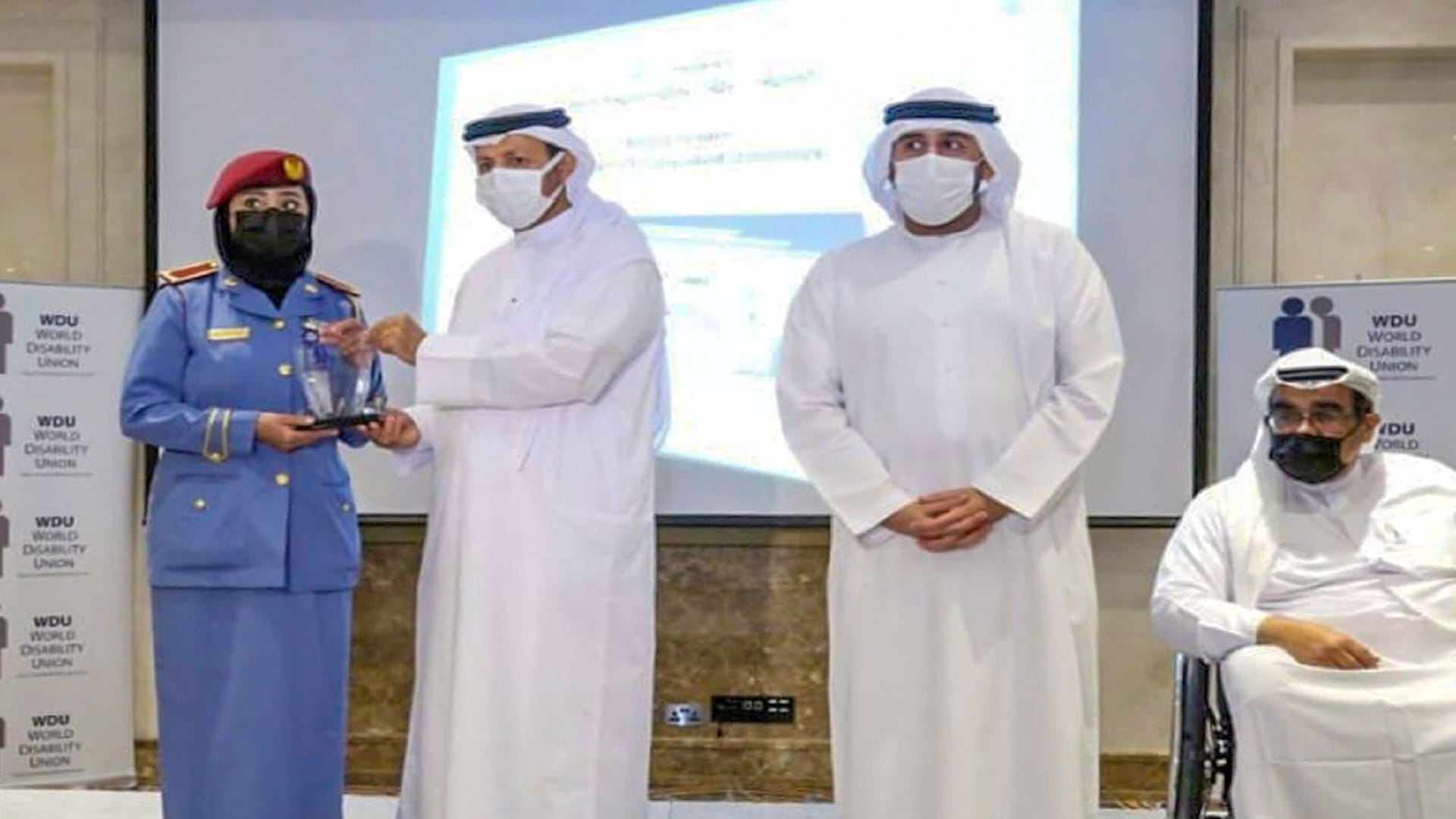 صورة بعنوان: رئيس دائرة الموارد البشرية يكرم إحدى منتسبات شرطة الشارقة  