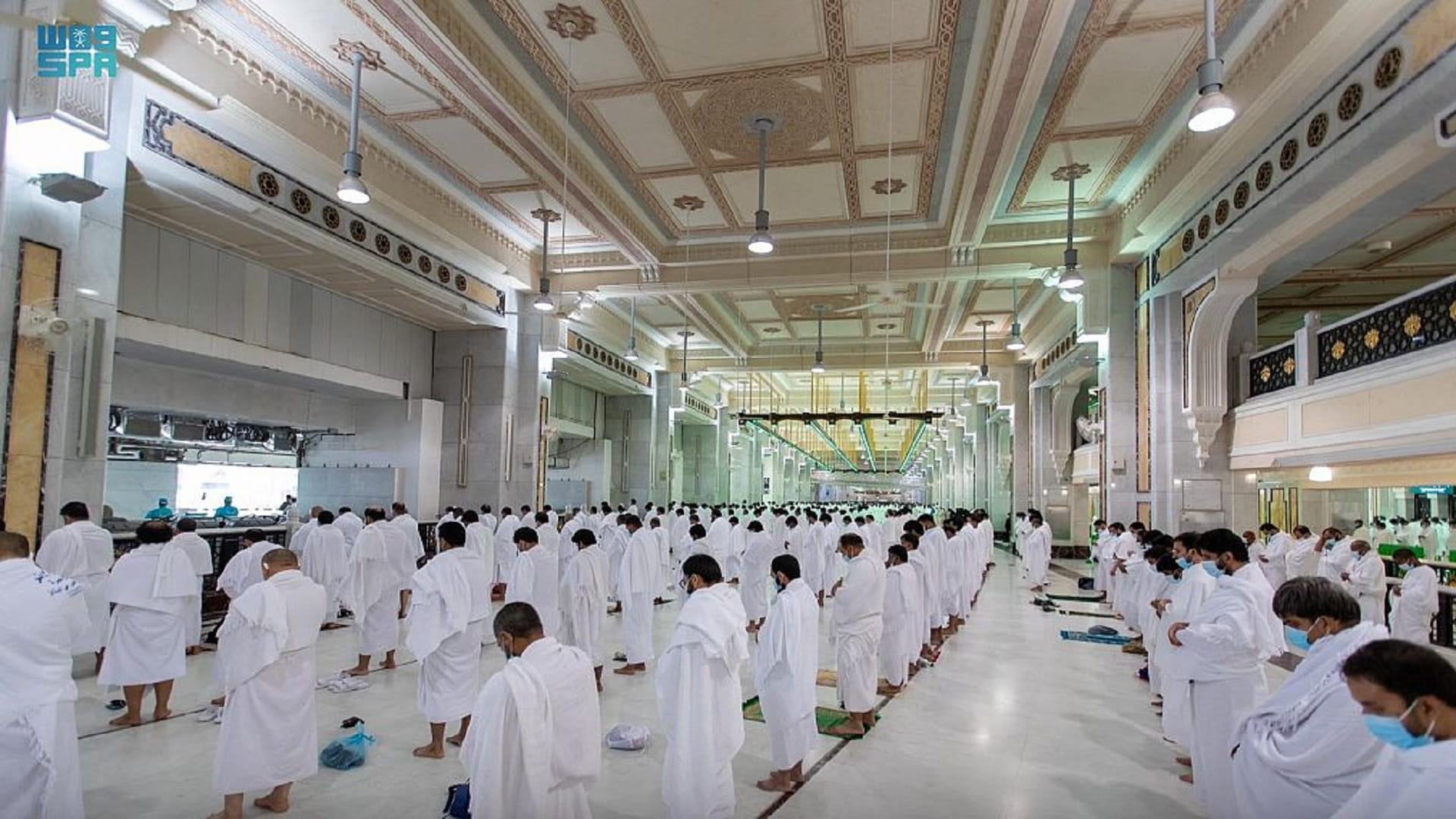 صورة بعنوان: المصلون يؤدون آخر صلاة جمعة في رمضان بالمسجد الحرام 