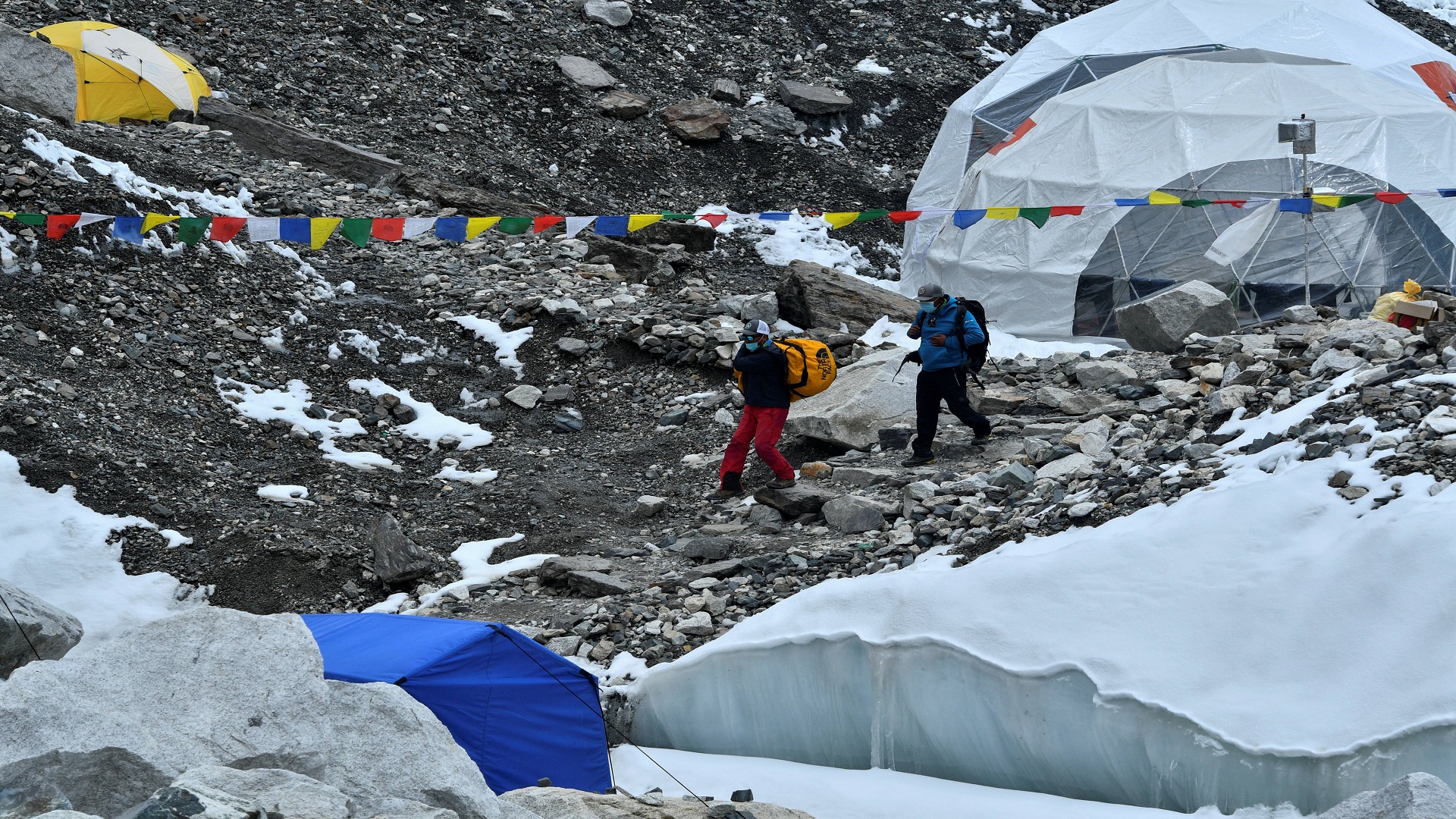 Image for the title: Covid threatens Everest climbing comeback plans 