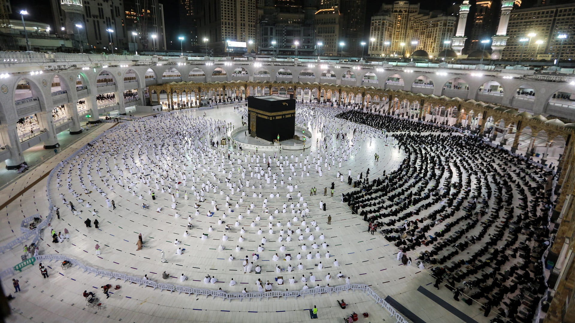 صورة بعنوان: المصلون يشهدون ختم القرآن بالمسجد الحرام في ليلة الـ29 من رمضان 